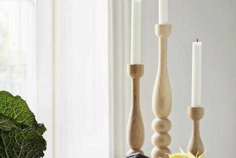 Svarvad träljusstake av FSC-märkt bok.