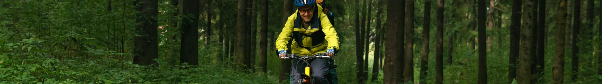 Cyklar genom skogen