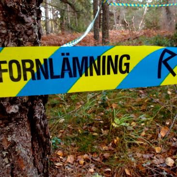 Markerad fornlämning i skogen