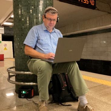 (Pavlo Kravets arbetar på tunnelbanestationen under flyglarm)