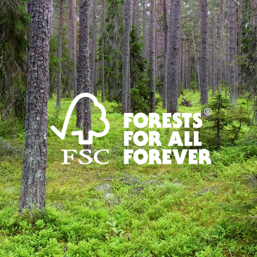 FSC:s logotyp med en skog i bakgrunden